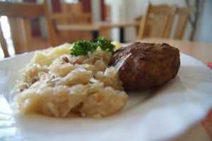 Frikadelle mit Kartoffelbrei und Sauerkraut 