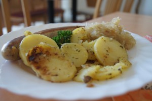 Rostbratwurst mit Bratkartoffeln und Sauerkraut