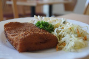 Backfisch mit Kartoffelsalat und Rohkostbeilage